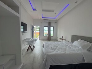 Een bureau, een laptopwerkplek, verduisterende gordijnen