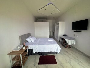 書桌、筆電工作空間、遮光布/窗簾、熨斗/熨衣板