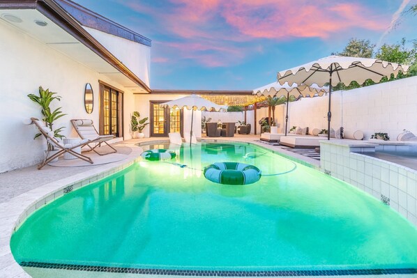 Alberca al aire libre y alberca climatizada