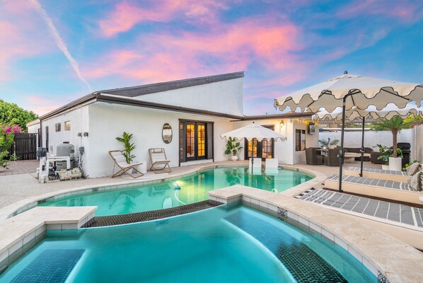 Una piscina al aire libre, una piscina climatizada