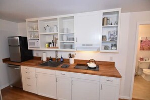 Refrigerador, placa de cocina, lavavajillas, utensilios de cocina