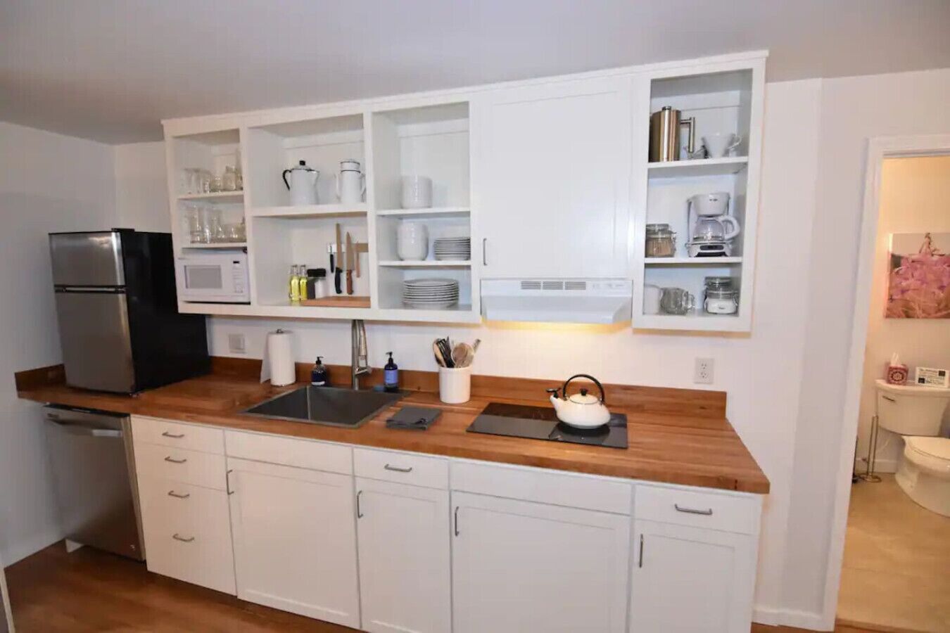 Kjøleskap, kokeplater, oppvaskmaskin og kjøkkenutstyr