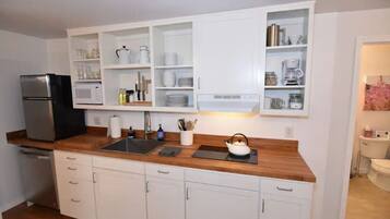 Kjøleskap, kokeplater, oppvaskmaskin og kjøkkenutstyr