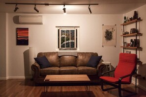 TV - Uptown Hideaway #2: Clean, Comfortable, Spacious (Oakridge)