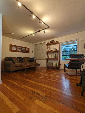 TV - Well appointed, Clean, Comfy, and Convenient! (Oakridge)