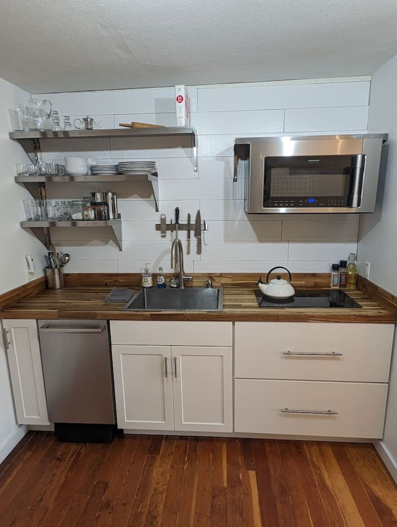 Réfrigérateur, four à micro-ondes, surface de cuisson, lave-vaisselle