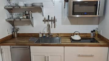 Réfrigérateur, four à micro-ondes, surface de cuisson, lave-vaisselle