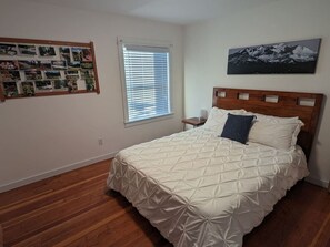 1 bedroom, iron/ironing board, WiFi, bed sheets - Well appointed, Clean, Comfy, and Convenient! (Oakridge)