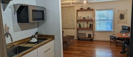 Réfrigérateur, micro-ondes, plaque de cuisson, lave-vaisselle