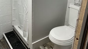 Douche, serviettes fournies, savon, papier toilette