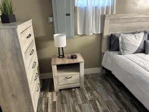 1 dormitorio, tabla de planchar con plancha, wifi y ropa de cama