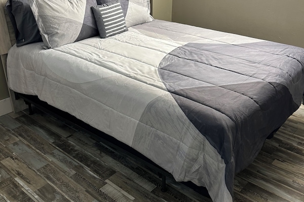 1 dormitori, planxa i posts de planxar, wifi i roba de llit