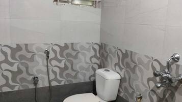 Een douche, handdoeken, zeep