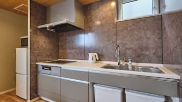 Apartamento Confort | Cocina privada | Frigorífico grande, microondas, placa de cocina y utensilios de cocina