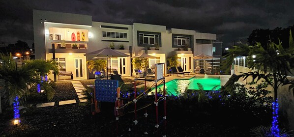 Una piscina al aire libre