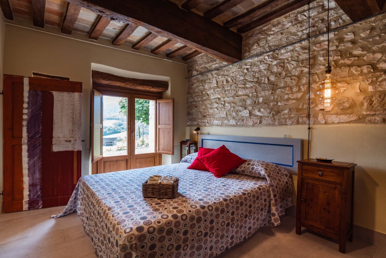 6 bedrooms, iron/ironing board, WiFi, bed sheets