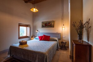6 bedrooms, iron/ironing board, WiFi, bed sheets