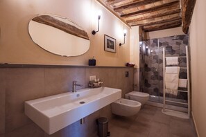 Een douche, een haardroger, een bidet, handdoeken