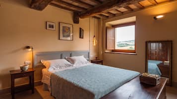 6 bedrooms, iron/ironing board, WiFi, bed sheets