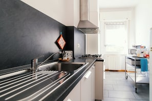 Réfrigérateur, micro-ondes, plaque de cuisson, cafetière/bouilloire