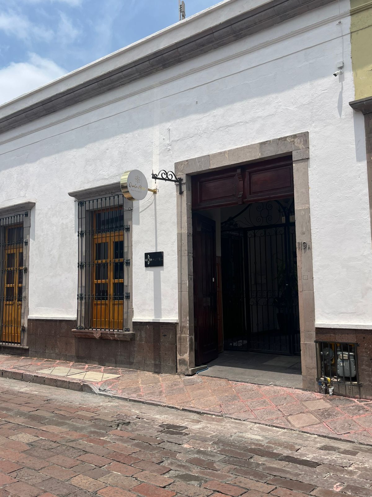 Vista frontal de la propiedad