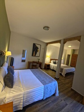 Studiosuite | Zimmersafe, Schreibtisch, schallisolierte Zimmer, Bügeleisen/Bügelbrett