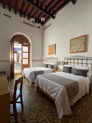 Caja de seguridad en la habitación y escritorio 