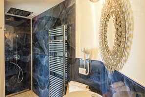 Shower, hair dryer, bidet, towels