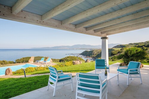 [ Villa with pool and jacuzzi by the sea ]