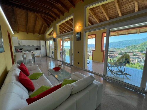 Penthouse Valentino with terrace lake view