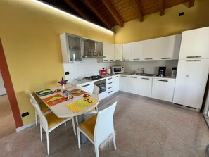 Fridge, microwave, oven, dishwasher - Penthouse Valentino with terrace lake view (Verbania)