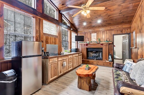 Creek Cabin w/Hot Tub & Pond