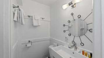 Sèche-cheveux, serviettes fournies