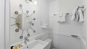 Een haardroger, handdoeken