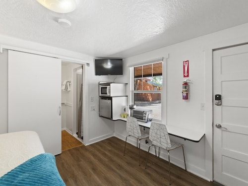 Atomic #7 I Downtown I Historic I Trailer Parking