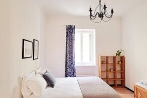2 chambres, coffre-fort, fer et planche à repasser