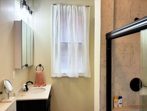 Eco-friendly toiletries, hair dryer, bidet, towels - Charming 3-bedroom house in Troy, near RPI, Albany, & Saratoga (Troy)