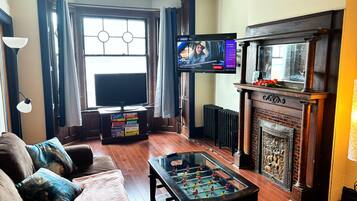 Smart TV, chimenea, videojuegos y futbolito