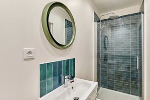 아파트 | 욕실 | 헤어드라이어, 타월, 비누, 샴푸