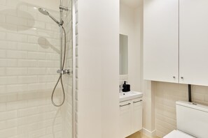 Apartment | Bathroom | Hair dryer, towels, soap, shampoo - Charming Apartment Center of Paris by Studio Prestige (Paris)