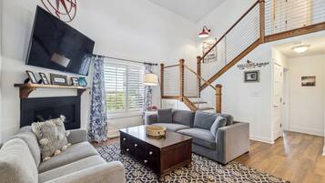 Een smart-tv, een open haard, een dvd-speler en tafelvoetbal