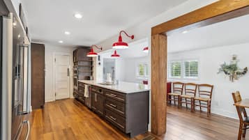 Een koelkast, een magnetron, een oven, een kookplaat