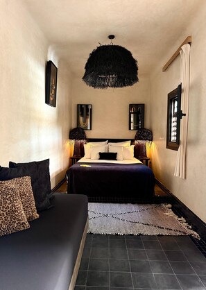 Klassieke driepersoonskamer, en-suite badkamer (Sultan) | Luxe beddengoed, een kluis op de kamer, gratis babybedden, gratis wifi