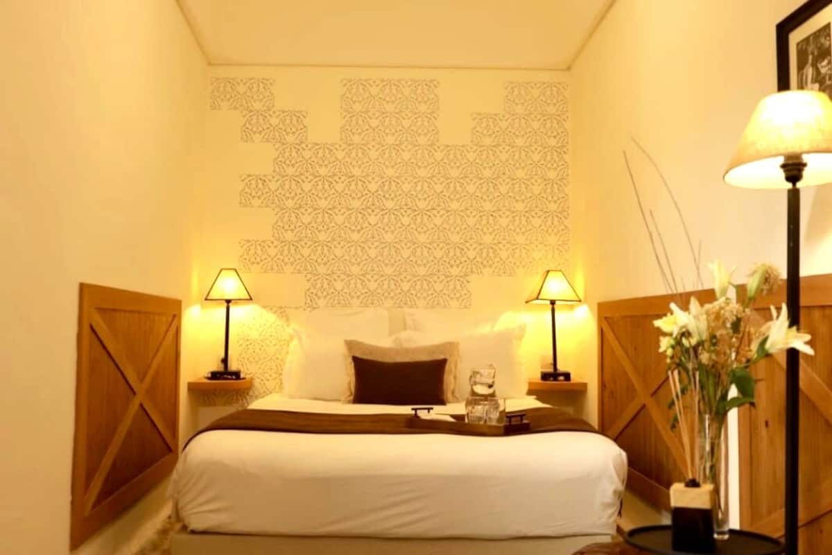 Habitación Elite doble, baño privado (Amber ) | Ropa de cama de alta calidad, caja fuerte, cunas gratuitas y wifi gratis