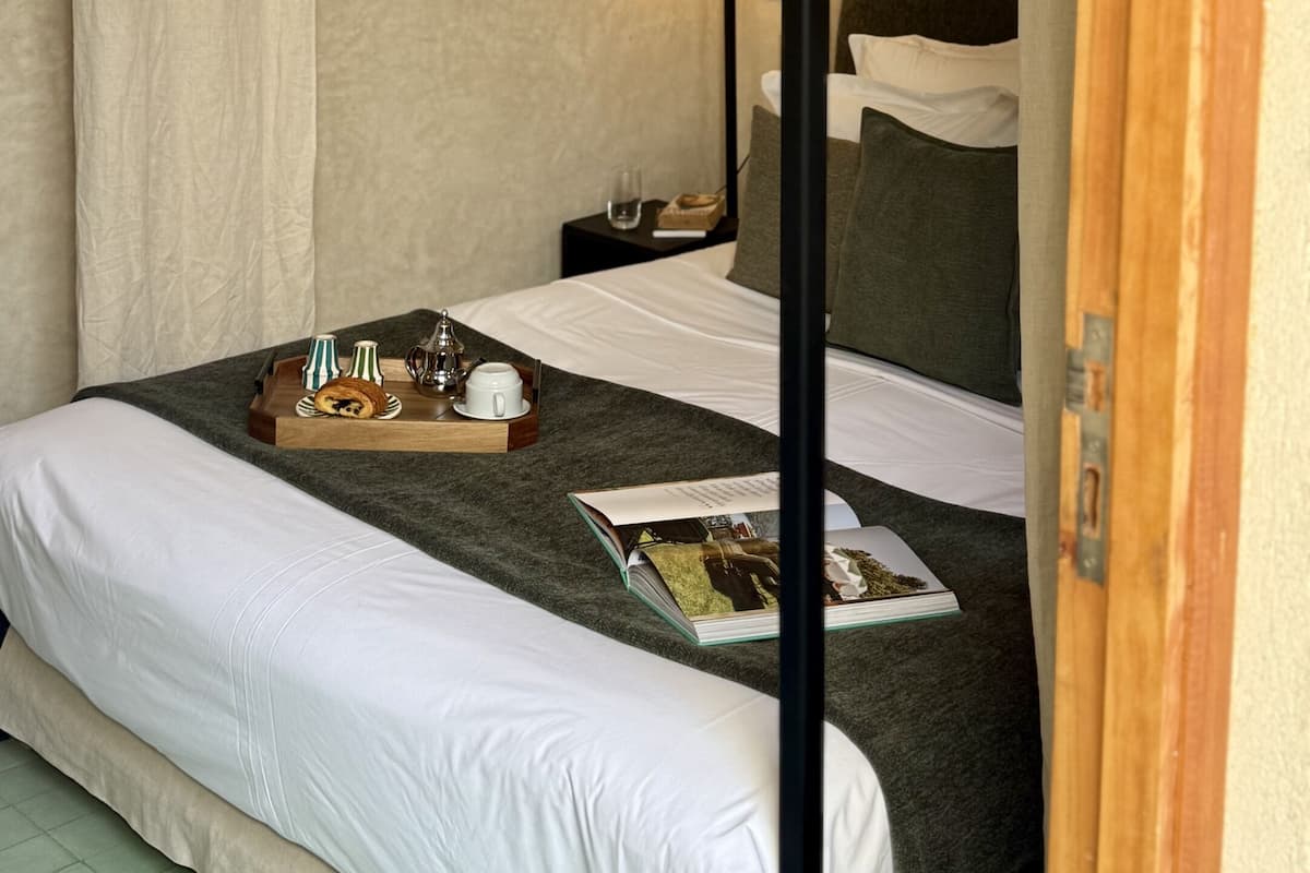 Habitación romántica doble, baño privado (Zahia ) | Ropa de cama de alta calidad, caja fuerte, cunas gratuitas y wifi gratis