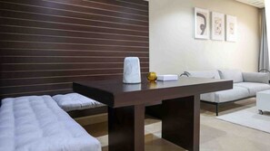Familienapartment, Stadtblick | Essbereich im Zimmer