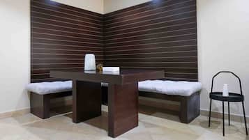 Family Apartment, City View | In-room dining