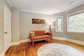 Smart TV, fireplace, foosball - Hilltop Retreat w/ Pool, Games & Sunroom (Woodlawn)