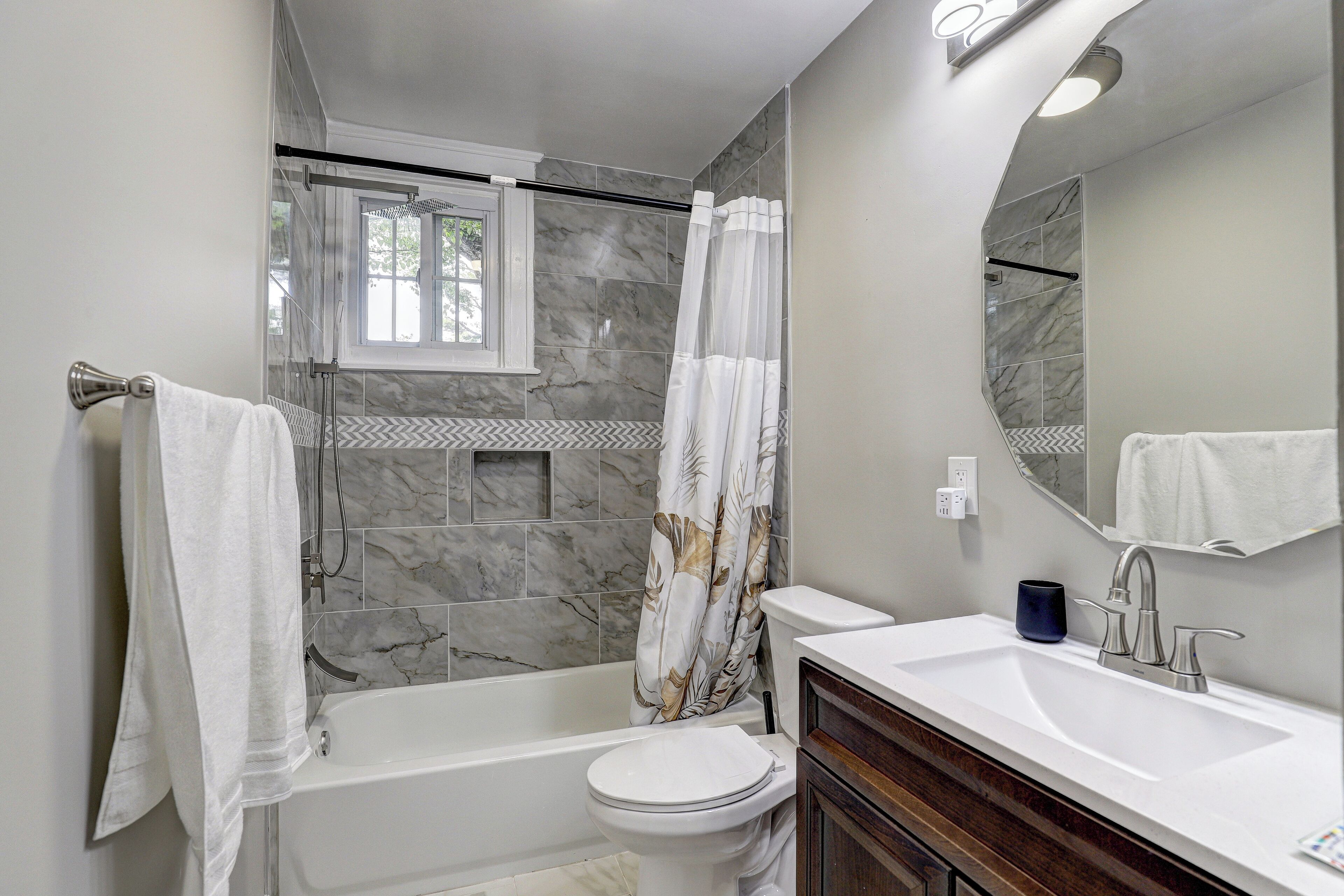 Ein modernes Badezimmer mit einer Badewanne, Toilette und Waschbecken.