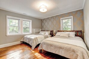 5 bedrooms, in-room safe, desk, iron/ironing board - Hilltop Retreat w/ Pool, Games & Sunroom (Woodlawn)